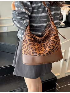 Borsa hobo a secchiello retrò con stampa leopardata in finta pelle scamosciata a tracolla