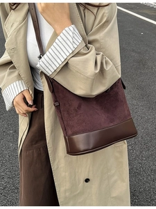 Borsa a secchiello retrò in finta pelle scamosciata marrone con finiture in pelle