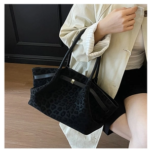 Détails du sac cabas en daim noir avec imprimé léopard et boucle dorée élégante