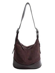 Borsa a secchiello in camoscio marrone con base in pelle e tracolla regolabile