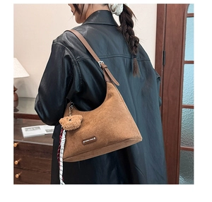 Sac demi-lune en daim marron avec pendentif ours en peluche et détail de foulard