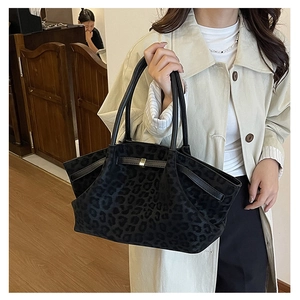Détail du sac cabas en daim noir à relief léopard avec boucle métallique dorée chic
