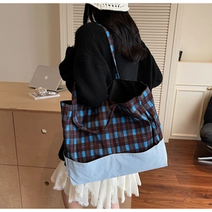 Grand sac cabas à carreaux bleus et marron avec base en toile et intérieur spacieux