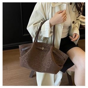 Détail du sac cabas vintage léopard en suédine avec boucle métallique et texture premium