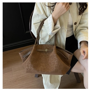 Sac cabas vintage en daim marron avec bas léopard et détail boucle dorée