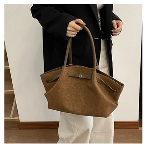 Détail du sac cabas marron foncé à imprimé animal avec boucle en métal et texture suède