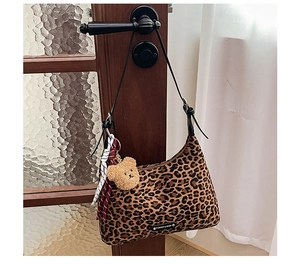 Sac à bandoulière léopard détaillé avec ours en peluche et foulard à carreaux