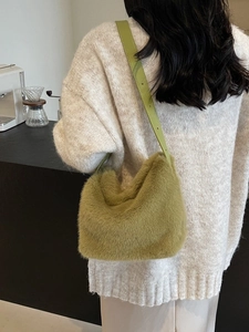 Borsa a secchiello in ecopelliccia verde erba con tracolla in pelle regolabile