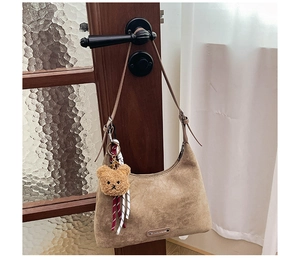 Sac hobo en daim kaki avec breloque ours, foulard rayé et plaque métallique décorative