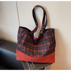 Détail du grand sac cabas à carreaux rouges et noirs avec fermeture à bascule