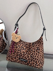 Sac Sous les Bras à Imprimé Léopard en PU pour Femmes Grande Capacité Sac Fourre-Tout à Épaule Avec Pendentif Ours en Peluche Retro