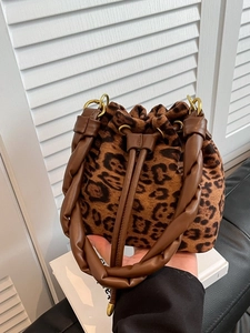Sac seau à imprimé léopard élégant avec une poignée tissée marron pour femme