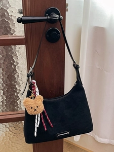 Sac sous le bras minimaliste en daim noir avec pendentif ours et étiquette logo