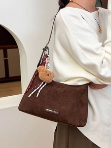 Sac fourre-tout en daim marron avec pendentif ours peluche et logo à la mode