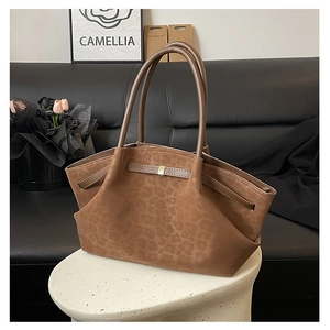 Détail du sac cabas marron chaud avec imprimé léopard discret et boucle dorée chic