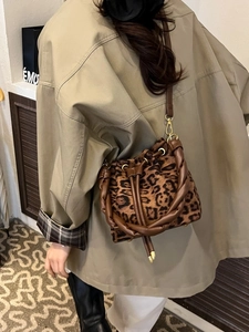 Sac seau chic à imprimé léopard avec poignée tressée marron et bandoulière pour femme