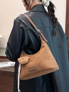 Sac croissant en daim marron avec étiquette tendance et breloque ours en peluche mignon