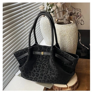 Détail du sac cabas léopard avec texture en daim doux et boucle métallique dorée