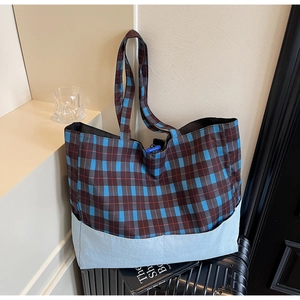 Détail d'un grand sac cabas à carreaux bleu et marron pour le quotidien urbain