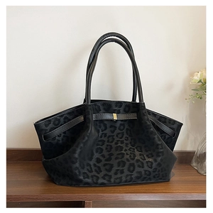 Détail du sac cabas léopard noir avec boucle dorée et texture en similicuir mat