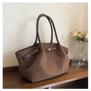 Détail du sac cabas léopard avec texture velours et boucle métallique dorée