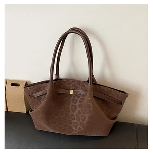 Détail du sac cabas en daim marron foncé avec motif léopard et boucle dorée