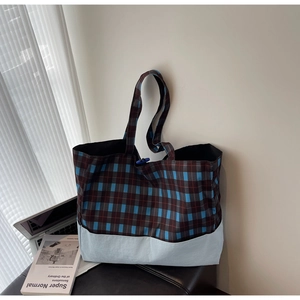 Détail du grand sac cabas à carreaux bleu et marron avec un fond renforcé bleu clair