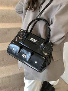 Sac à main chic en cuir brillant noir avec fermoir vintage pour un style urbain