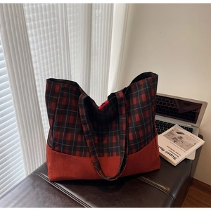 Gros plan d'un grand sac cabas à carreaux rouges sur un banc avec un style de vie moderne