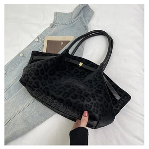 Détail d'un sac cabas léopard vintage avec texture en daim doux et boucle dorée