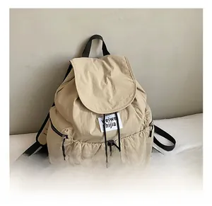 Détails du sac à dos en nylon kaki avec fermeture à cordon et étiquette de marque
