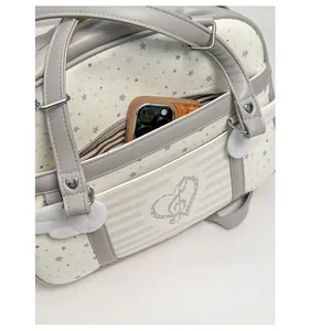 Dettaglio ravvicinato della tasca frontale con cerniera di una borsa a stelle con cellulare