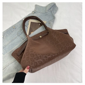 Vue détaillée de la texture léopard marron et de la boucle dorée sur le sac à main