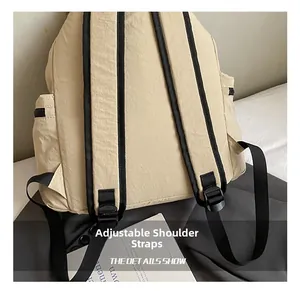 Détail des bretelles réglables et du tissu en nylon résistant à l'eau sur le sac à dos