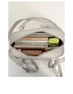 Vista dall'alto di una borsa grigio chiaro con grande capacità e spazio interno