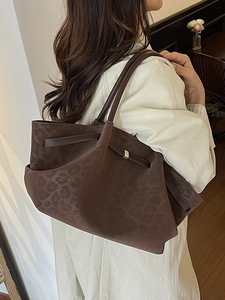 Sac fourre-tout vintage en daim marron foncé avec motif léopard et fines bandoulières