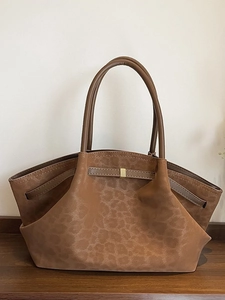 Sac fourre-tout vintage à motif léopard, silhouette ailée et boucle dorée chic