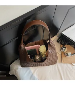 Innenansicht der braunen geflochtenen Tragetasche mit viel Platz für Essentials