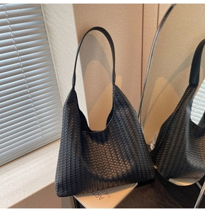 Detail der schwarzen geflochtenen Leder-Hobo-Tasche mit intrecciato Handwerkskunst