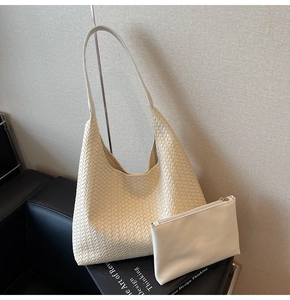 Detailansicht der gewebten Hobo-Tasche in Cremeweiß mit passender Reißverschlusstasche