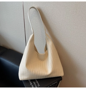 Detail der gewebten Ledertextur einer cremeweißen Hobo-Tasche für Damen