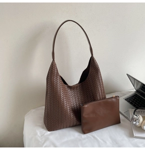 Detailansicht braunes Leder-Flecht-Tote-Set mit Innentasche auf minimalistischem Tisch