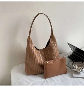 Detailansicht der braunen geflochtenen Hobo-Tasche mit passender kleiner Reißverschlusstasche