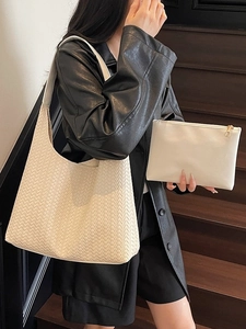 Modische cremefarbene Hobo-Tasche mit Webmuster und Beutel-Set für Damen im Mode-Stil
