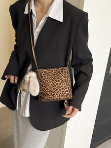 Elegante borsa a secchiello leopardata con ciondolo a coniglio e tracolla in pelle marrone