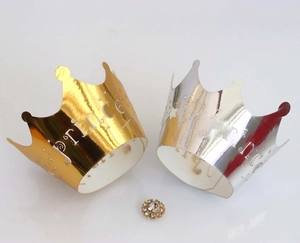 Gold and silver paper cupcake wrappers with crown shape and Prince design for weddings