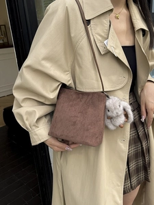 Borsa a secchiello marrone in camoscio opaco da donna con ciondolo a forma di coniglio