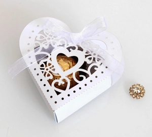 Détail de la boîte à cadeaux cœur découpée au laser avec ruban en organza et motifs floraux