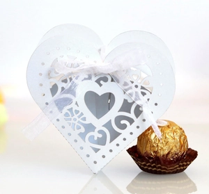 Détail de la boîte à bonbons coeur découpée au laser blanc avec ruban élégant