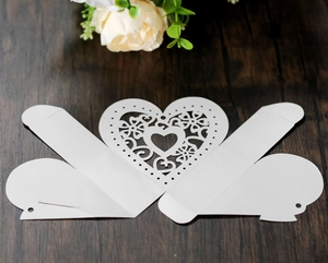 Vue détaillée de la boîte de mariage blanche découpée au laser avec motif de cœur